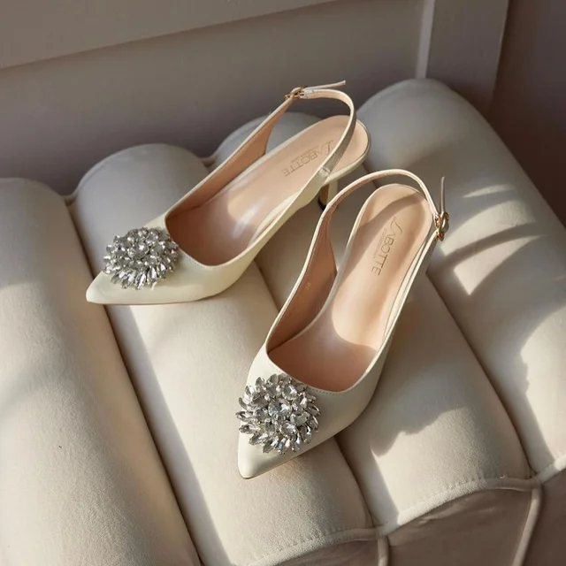 Labotte Icy ส้นสูงประดับเพชร Slingback Heels (alternate)