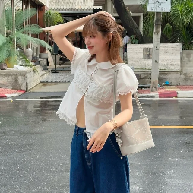 เสื้อครอปแขนตุ๊กตาคอบัวพร้อมกางเกงยีนส์
