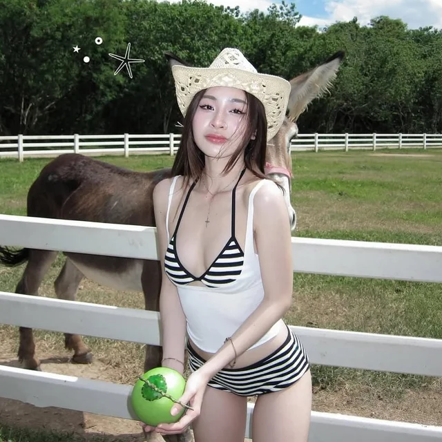 ชุดว่ายน้ำทูพีซลายทางขาวดำ Two Piece Swimsuit