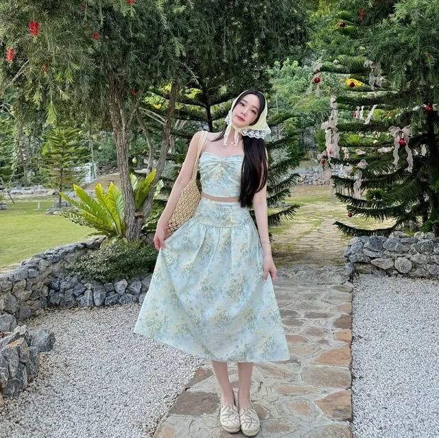 fallinrose Elizabeth Dress ชุดเซ็ตเสื้อครอปและกระโปรงยาวลายดอก (alternate)