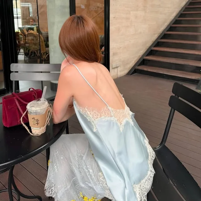 ZARA เสื้อสายเดี่ยวลูกไม้สีฟ้า (alternate)