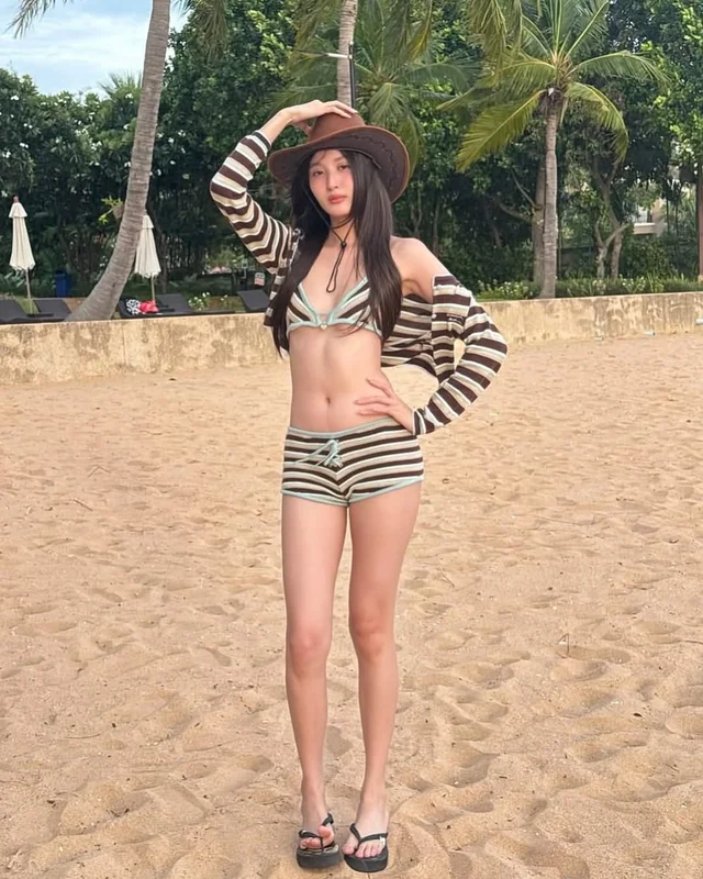 Summerlocker ชุดบิกินี่ถักไหมพรมลายทางพร้อมเสื้อคลุม Size S (alternate)