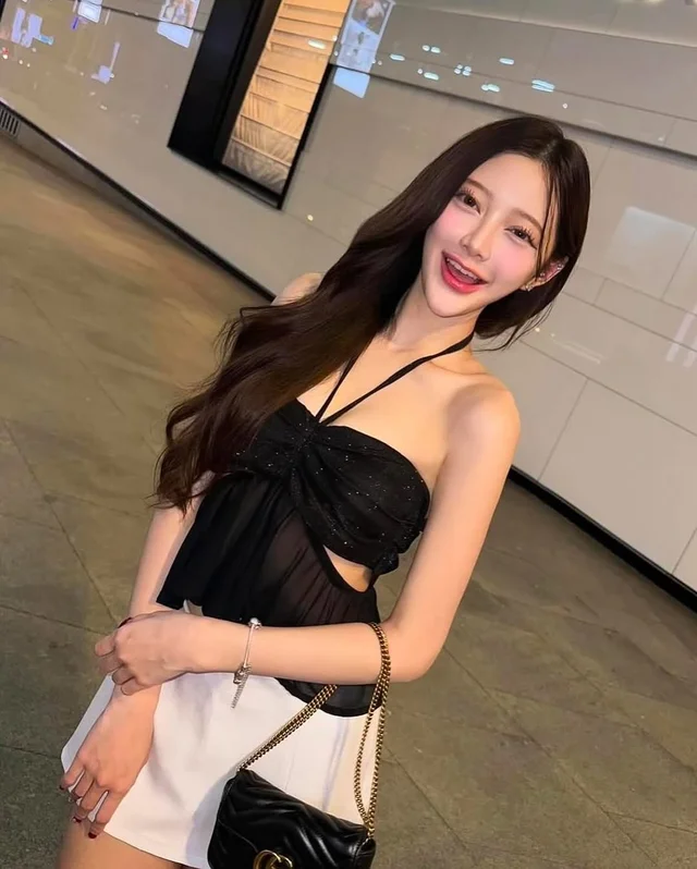 Shewear Lyn Top Black (alternate)