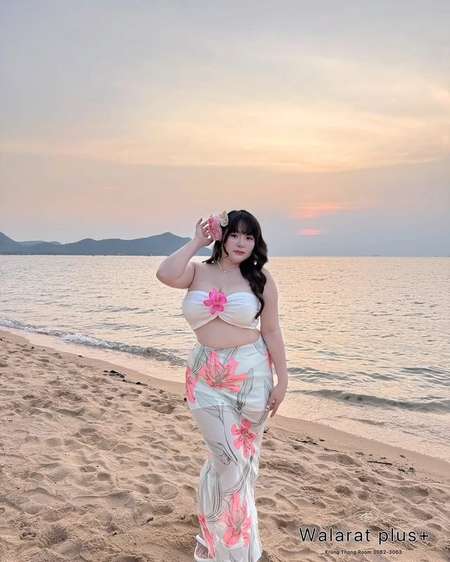 ชุดเซ็ต Walarat Plus Size เกาะอกและกระโปรงยาว ชมพู ครีม thumbnail 4