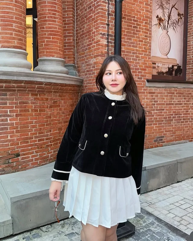 ชุดเซ็ตเสื้อโค้ทกำมะหยี่และกระโปรงพลีท thumbnail 2