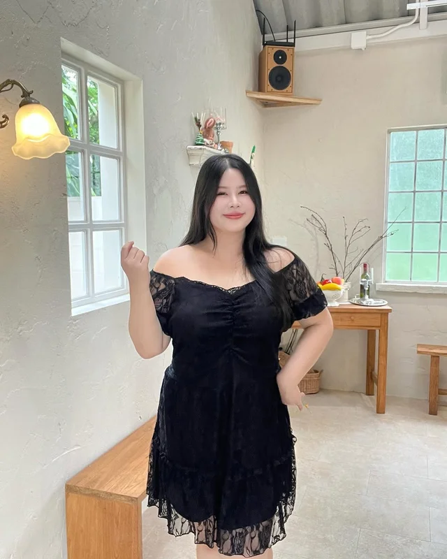 เดรสลูกไม้สีดำ Linda Plus thumbnail 2