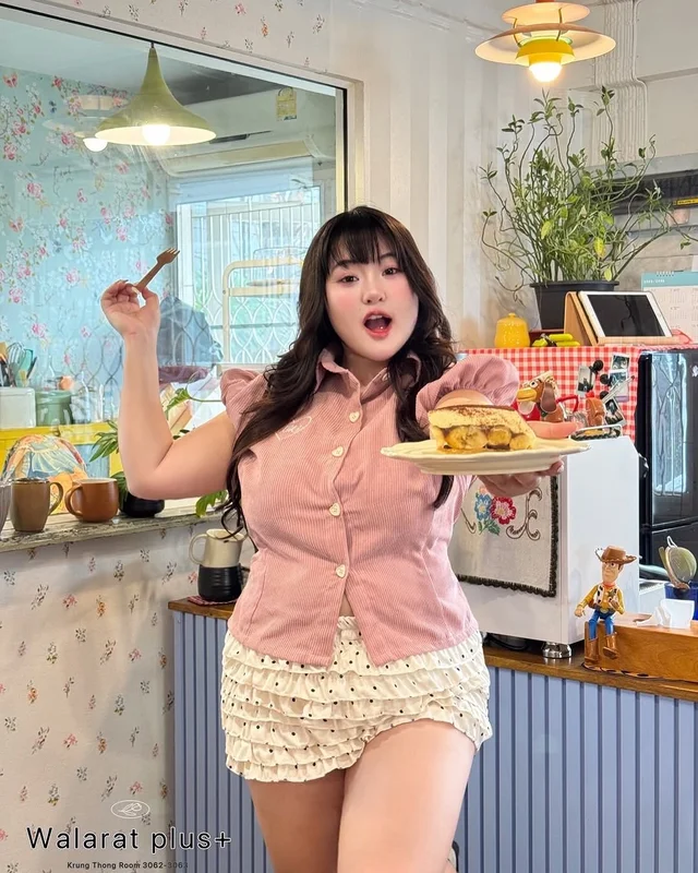 Walaratplus ชุดเซ็ตเสื้อเชิ้ตชมพูและกระโปรงสั้นสีครีม thumbnail 5