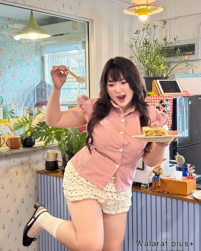 Walaratplus ชุดเซ็ตเสื้อเชิ้ตชมพูและกระโปรงสั้นสีครีม thumbnail 3