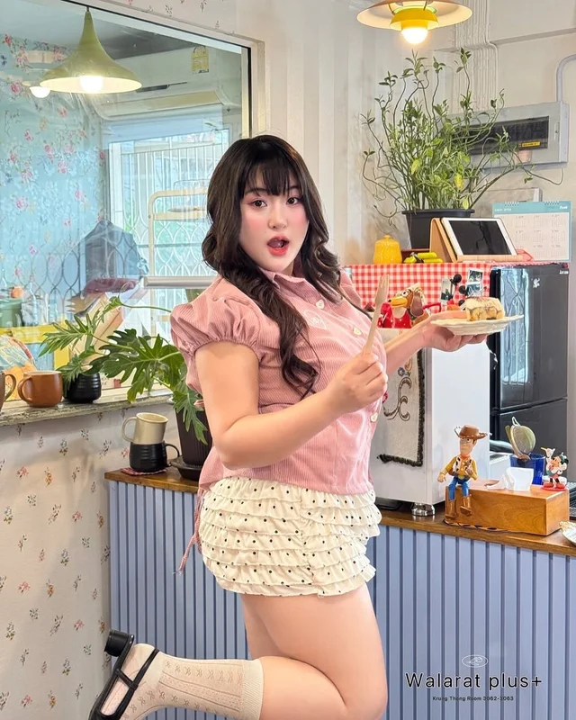 Walaratplus ชุดเซ็ตเสื้อเชิ้ตชมพูและกระโปรงสั้นสีครีม thumbnail 6