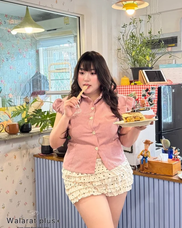 Walaratplus ชุดเซ็ตเสื้อเชิ้ตชมพูและกระโปรงสั้นสีครีม thumbnail 4