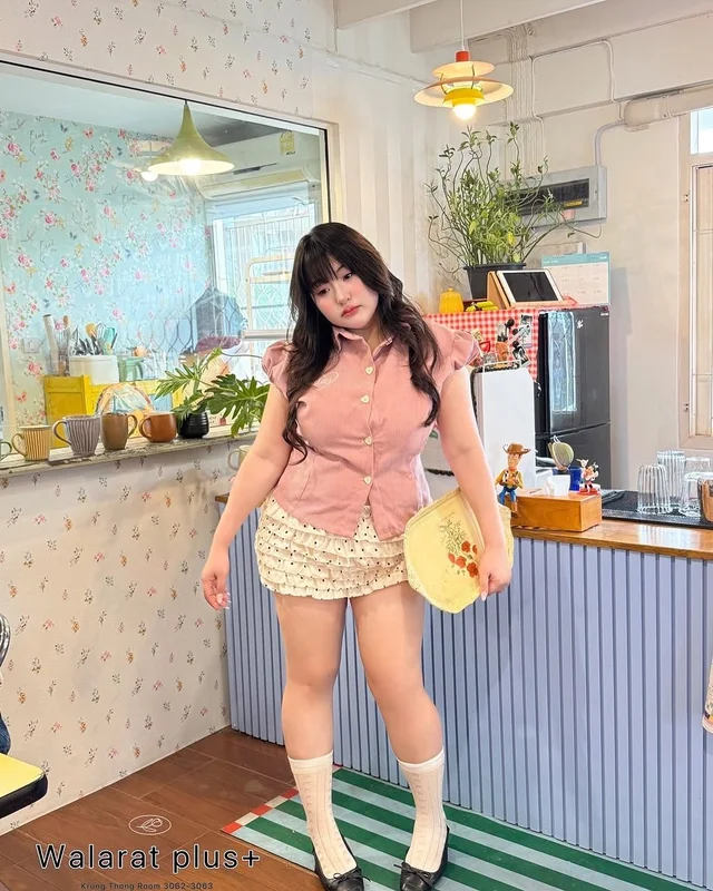 Walaratplus ชุดเซ็ตเสื้อเชิ้ตชมพูและกระโปรงสั้นสีครีม thumbnail 2