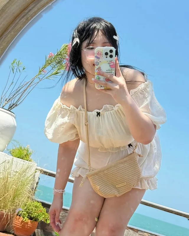 GEEBEETY ชุดเซ็ตเสื้อปาดไหล่ระบายและกางเกงขาสั้นสีขาว thumbnail 3