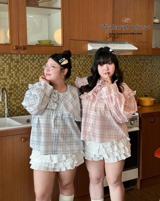 Walarut Plus Size ชุดเซ็ตเสื้อเชิ้ตลายสก๊อตชมพูฟ้าพร้อมกระโปรง thumbnail 5