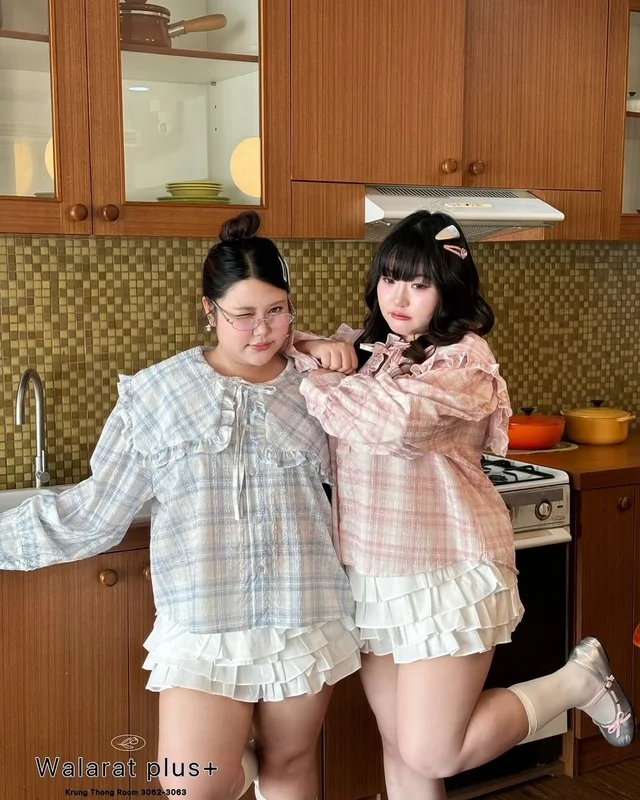 Walarut Plus Size ชุดเซ็ตเสื้อเชิ้ตลายสก๊อตชมพูฟ้าพร้อมกระโปรง thumbnail 3