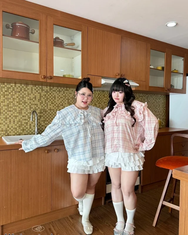 Walarut Plus Size ชุดเซ็ตเสื้อเชิ้ตลายสก๊อตชมพูฟ้าพร้อมกระโปรง thumbnail 2