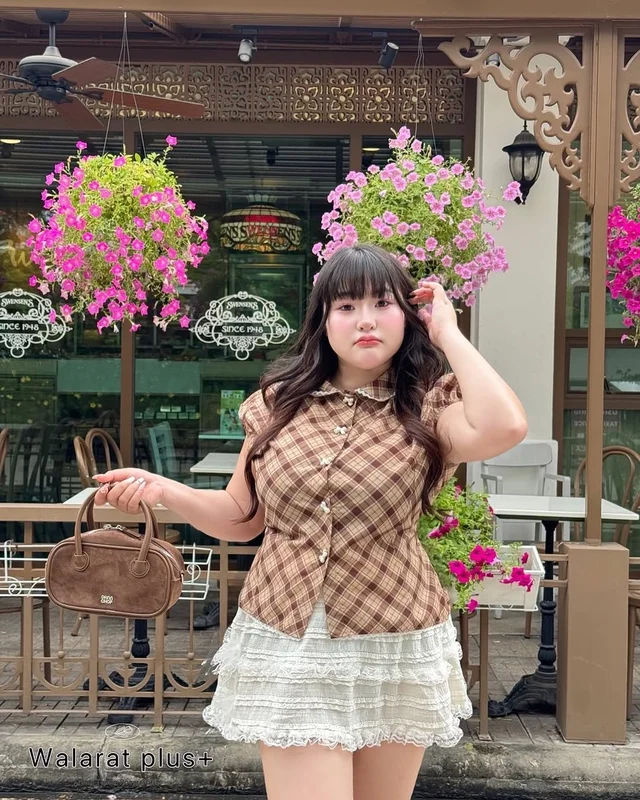 Walarut เซ็ตเสื้อลายสก๊อตและกระโปรงลูกไม้ (alternate)