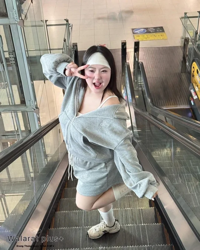 ชุดเซ็ตฮู้ดดี้และกระโปรงสั้นสีเทา thumbnail 3