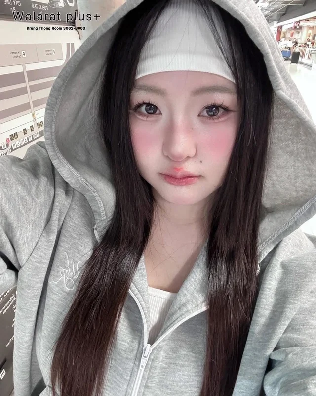 ชุดเซ็ตฮู้ดดี้และกระโปรงสั้นสีเทา thumbnail 4