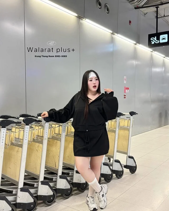 Walarat Plus ชุดวอร์มไปแอร์พอร์ต เสื้อและกระโปรง thumbnail 2