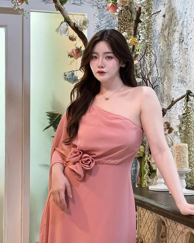 เดรสราตรีไหล่เดี่ยวสีชมพู สาวอวบ thumbnail 2