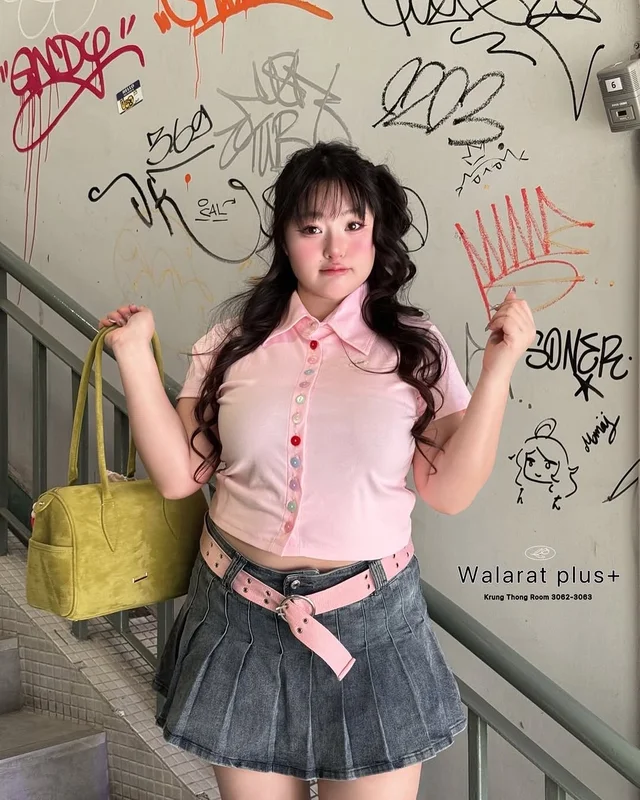 Walarat plus ชุดเซ็ตเสื้อครอปชมพูกระโปรงเดนิม (alternate)