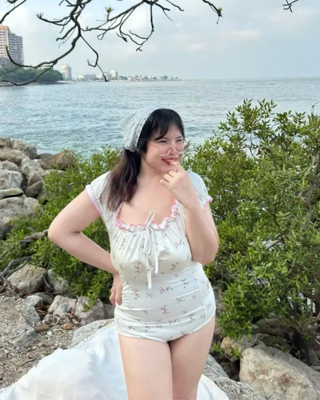 GEEBEETY ชุดว่ายน้ำสาวอวบลายดอก Plus Size (alternate)