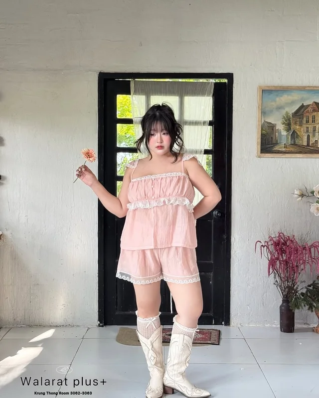 ชุดเซ็ต WALARAT PLUS เสื้อสายลูกไม้และกางเกงขาสั้นสีชมพู thumbnail 5