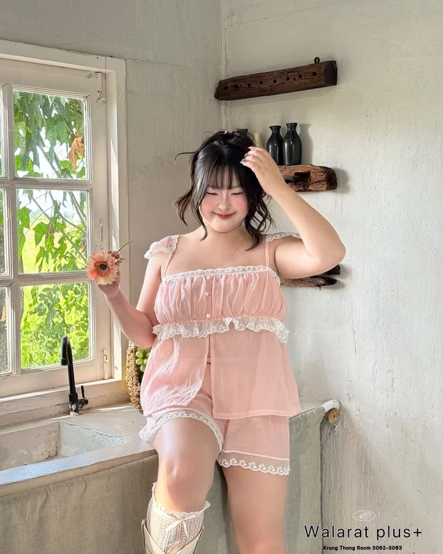ชุดเซ็ต WALARAT PLUS เสื้อสายลูกไม้และกางเกงขาสั้นสีชมพู (alternate)
