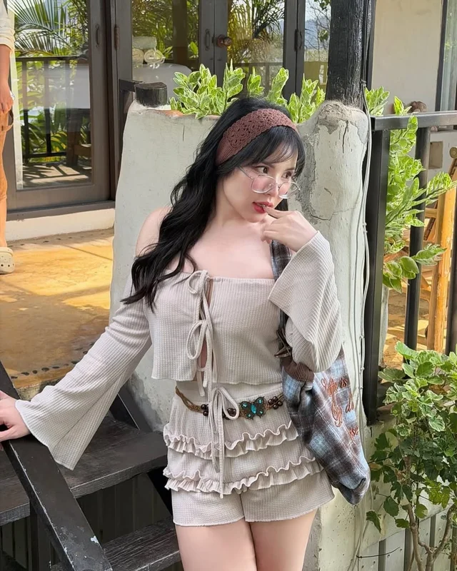Geebeety เสื้อเปิดไหล่ กางเกงขาสั้น ชุดเซ็ต Free Size (alternate)