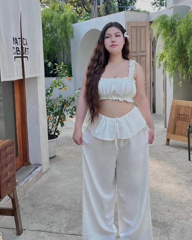 September 22 ชุดเซ็ตมินิมอลสายเดี่ยวและกางเกงสีขาว thumbnail 4