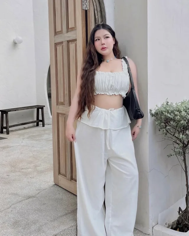 September 22 ชุดเซ็ตมินิมอลสายเดี่ยวและกางเกงสีขาว thumbnail 5