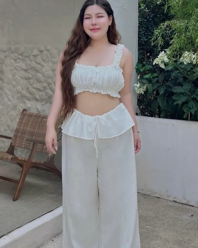September 22 ชุดเซ็ตมินิมอลสายเดี่ยวและกางเกงสีขาว thumbnail 3