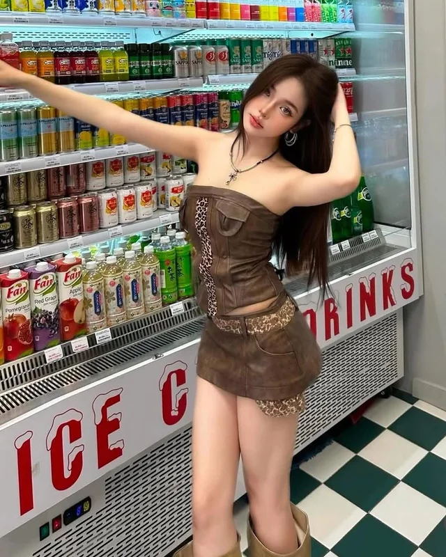 ชุดเซ็ตเสื้อเกาะอกและกระโปรงสั้นลายเสือ (alternate)