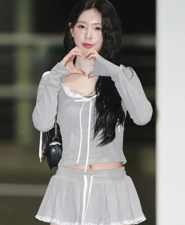 LSoul ชุดเซ็ตเสื้อแขนยาวและกระโปรงจับจีบ Size S ชุดเวียดนาม (alternate)