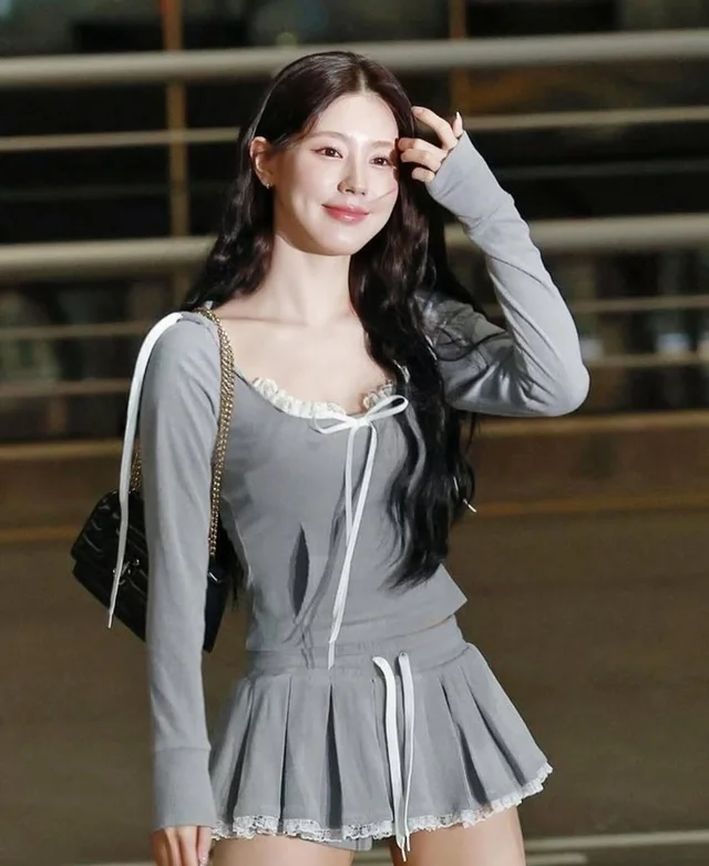 LSoul ชุดเซ็ตเสื้อแขนยาวและกระโปรงจับจีบ Size S ชุดเวียดนาม