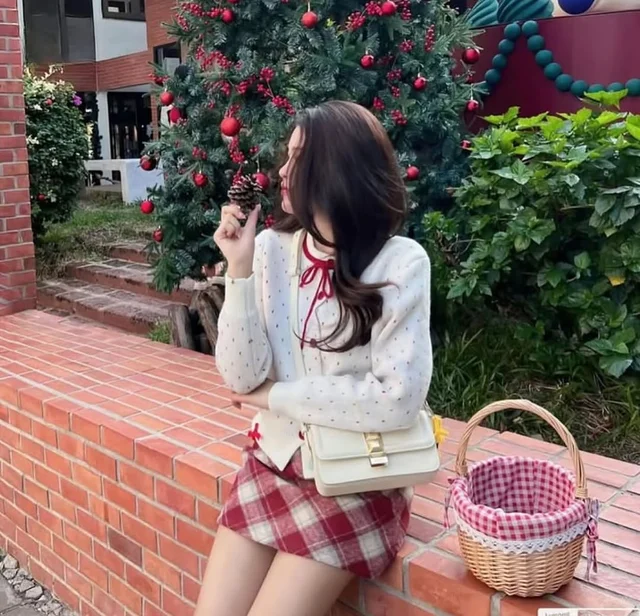 ชุดเซ็ตคริสต์มาสคาร์ดิแกนขาว กระโปรงลายสก๊อต thumbnail 2