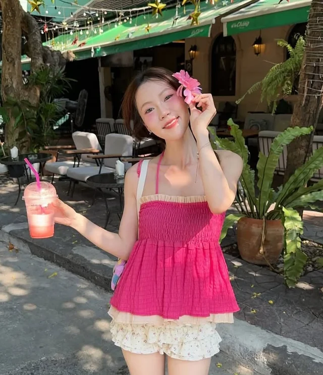 ชุดเซ็ตเสื้อสายเดี่ยวสม็อคสีชมพูและกางเกงขาสั้นลูกไม้ thumbnail 3