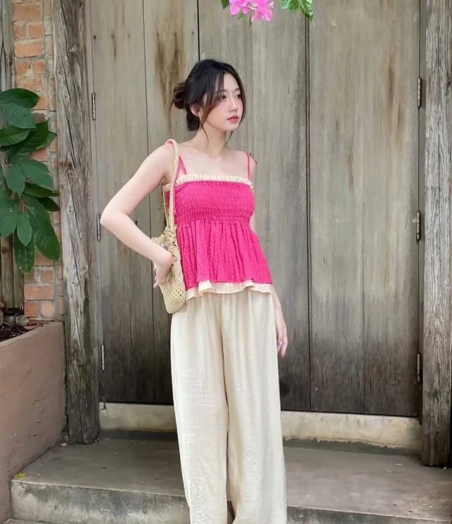 ชุดเซ็ตเสื้อสายเดี่ยวสม็อคสีชมพูและกางเกงขาสั้นลูกไม้ thumbnail 4