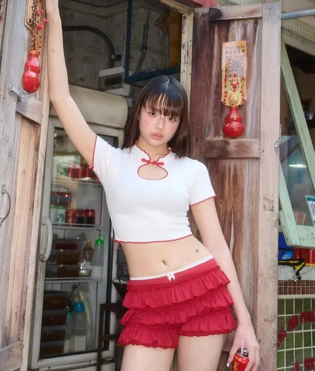 Avaalene th ชุดเสื้อคอจีนครอปและกระโปรงระบายแดง ชุดเวียดนาม thumbnail 5