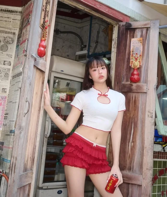 Avaalene th ชุดเสื้อคอจีนครอปและกระโปรงระบายแดง ชุดเวียดนาม thumbnail 4