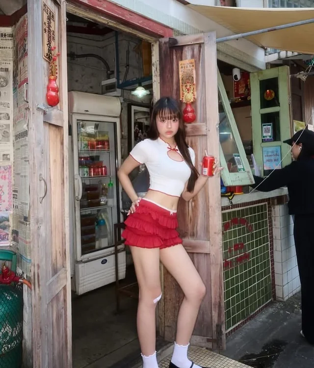 Avaalene th ชุดเสื้อคอจีนครอปและกระโปรงระบายแดง ชุดเวียดนาม thumbnail 6