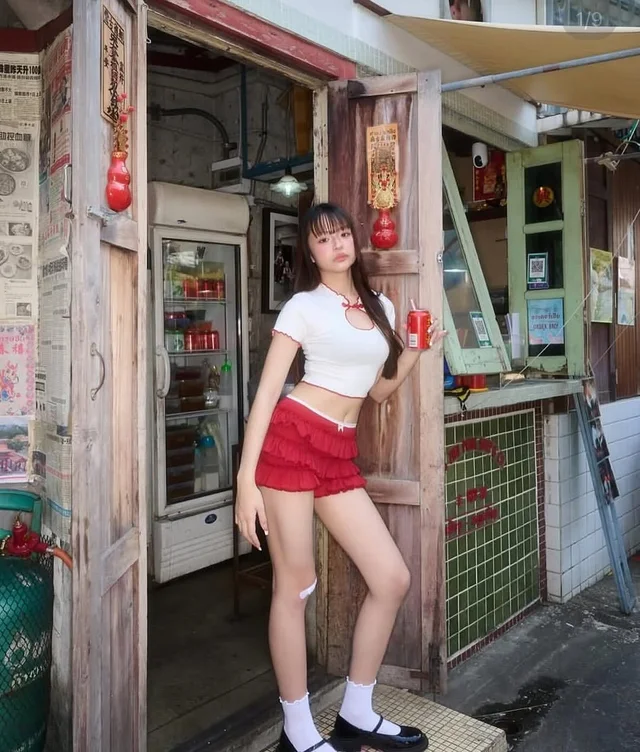 Avaalene th ชุดเสื้อคอจีนครอปและกระโปรงระบายแดง ชุดเวียดนาม thumbnail 2
