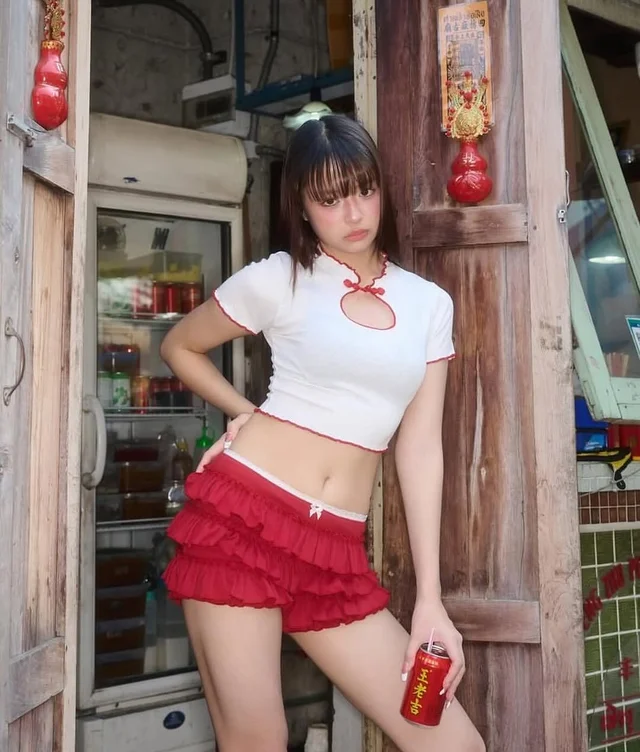 Avaalene เสื้อครอปคอจีนและกระโปรงสั้น ชุดเวียดนาม thumbnail 3