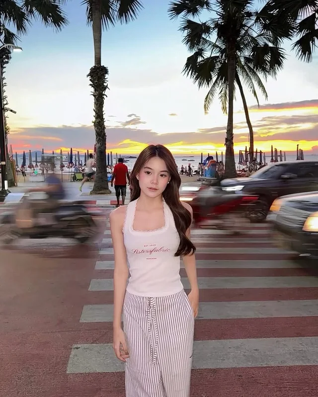 Sistersfabric เสื้อครอปสายเดี่ยวลูกไม้ thumbnail 2