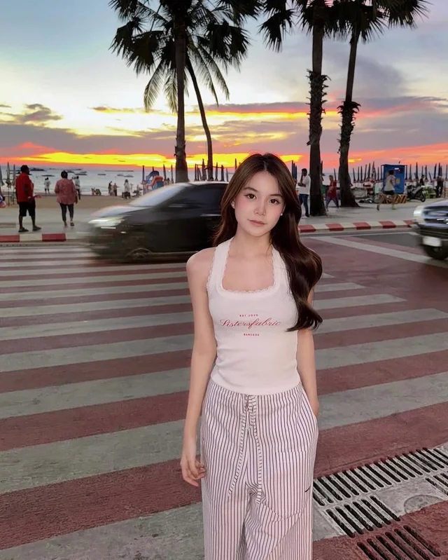 Sistersfabric เสื้อครอปสายเดี่ยวลูกไม้