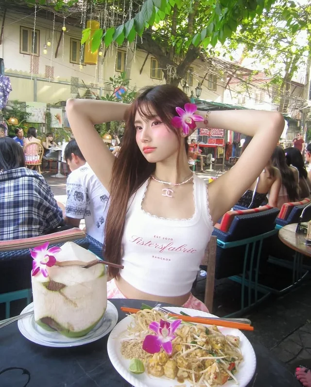 Sistersfabric เสื้อครอปสายเดี่ยวลูกไม้ thumbnail 3