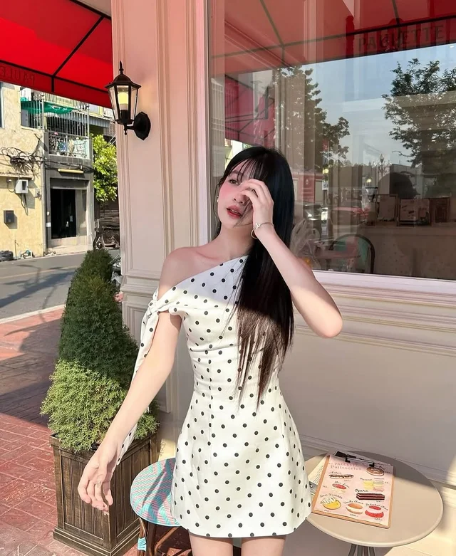 เดรสสั้น Amelie เปิดไหล่ ลายจุด Size S ชุดเวียดนาม thumbnail 6