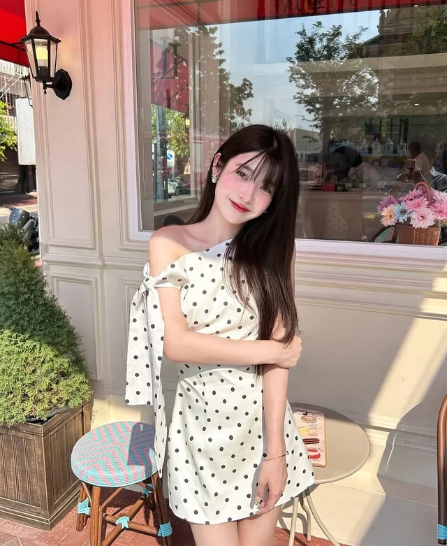 เดรสสั้น Amelie เปิดไหล่ ลายจุด Size S ชุดเวียดนาม thumbnail 3