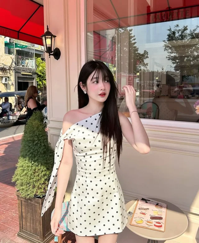 เดรสสั้น Amelie เปิดไหล่ ลายจุด Size S ชุดเวียดนาม (alternate)