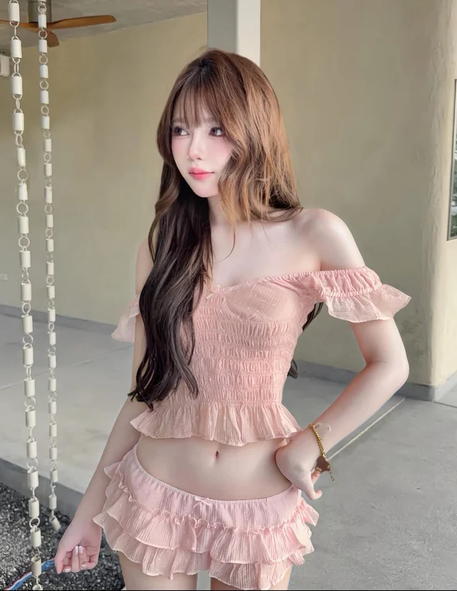 ชุดเซ็ต girlsonrunway bkk สีชมพู เสื้อปาดไหล่ กระโปรง thumbnail 3
